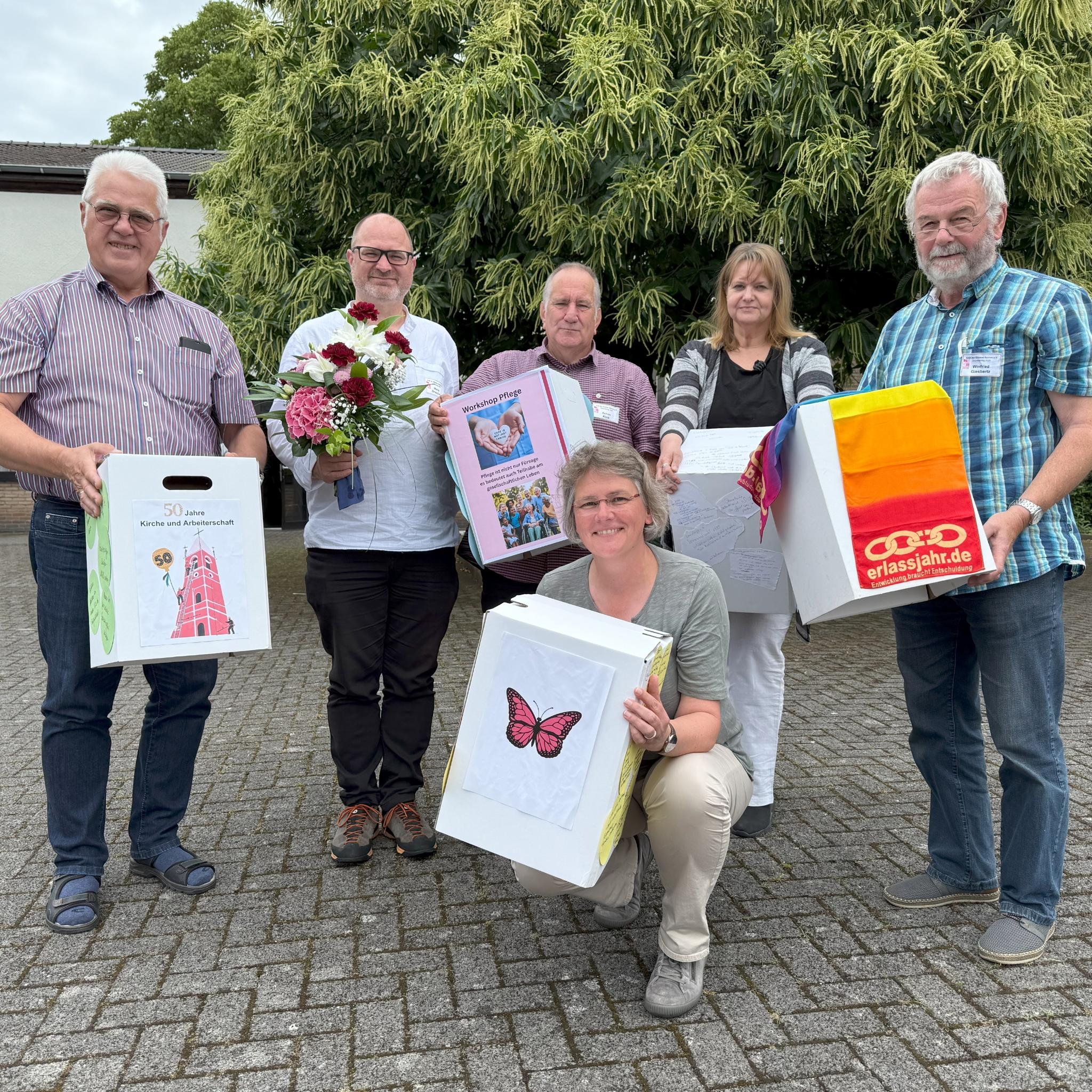 Neu gewählte Vorstandsmitglieder und weitere Delegierte des DIözesanausschusses präsentieren Workshop-Ergebnisse des Diözesantages vom 14.06.2025.