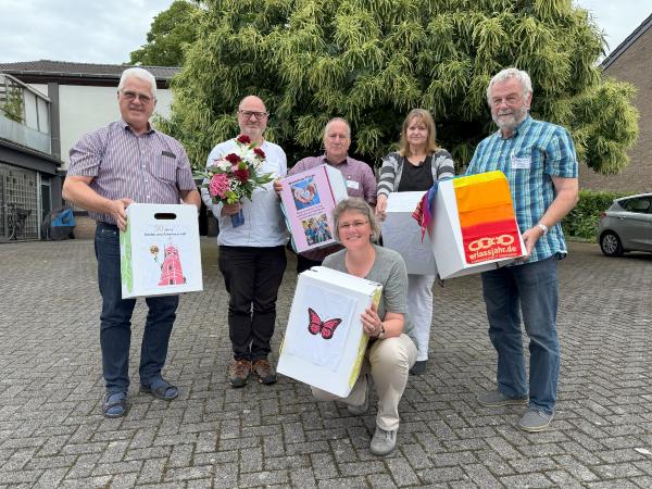 Neu gewählte Vorstandsmitglieder und weitere Delegierte des DIözesanausschusses präsentieren Workshop-Ergebnisse des Diözesantages vom 14.06.2025.
