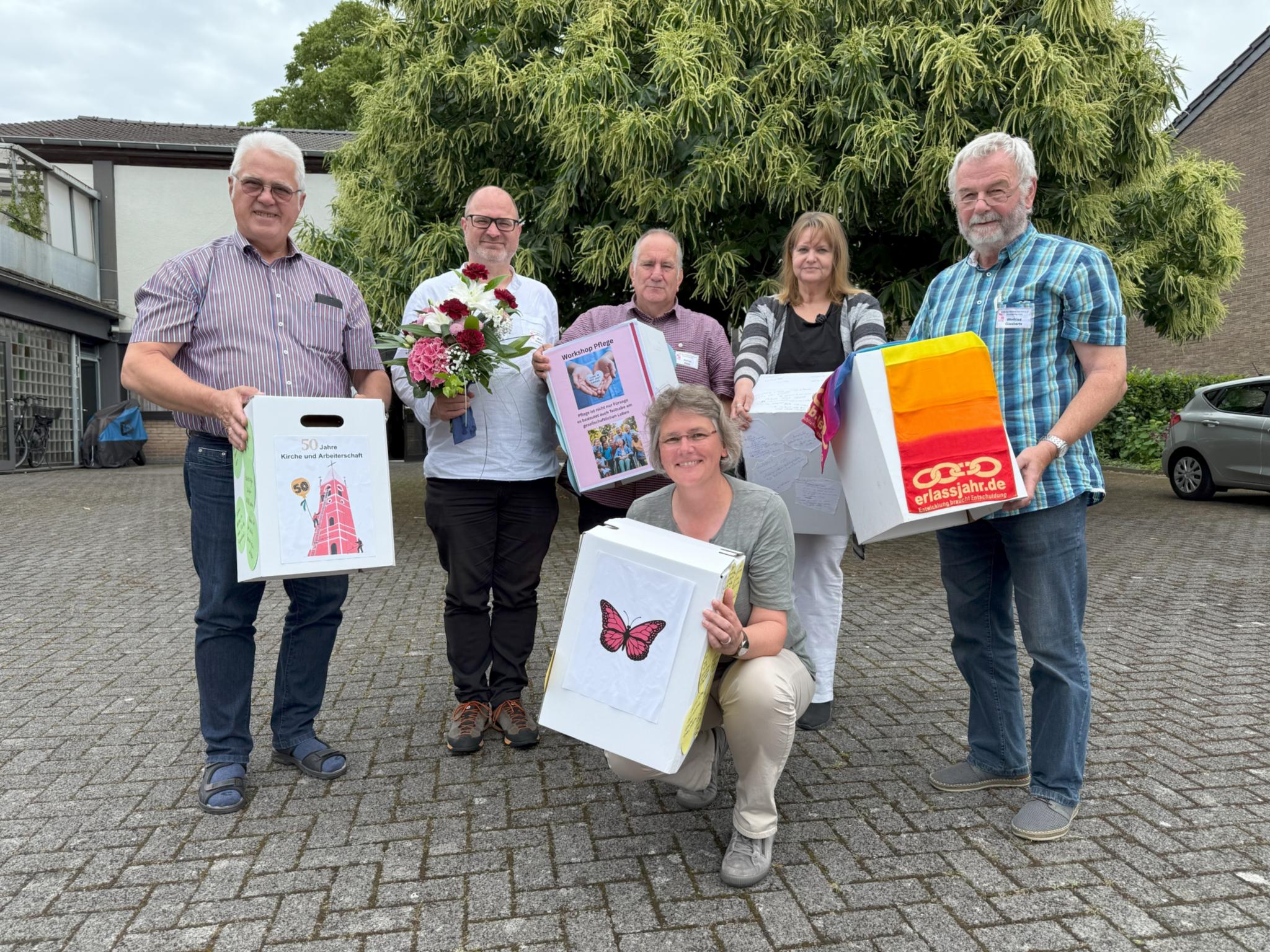 Neu gewählte Vorstandsmitglieder und weitere Delegierte des DIözesanausschusses präsentieren Workshop-Ergebnisse des Diözesantages vom 14.06.2025.