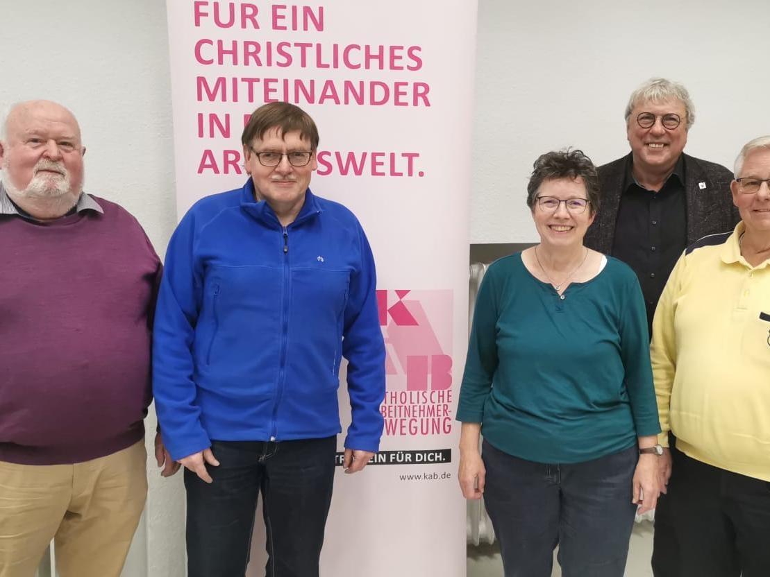 Neue Bezirksleitung 2021: Alfred Kuhn, Albert Drolshagen, Brigitte Laase, Uwe Schummer und Willi Leven (von links nach rechts)