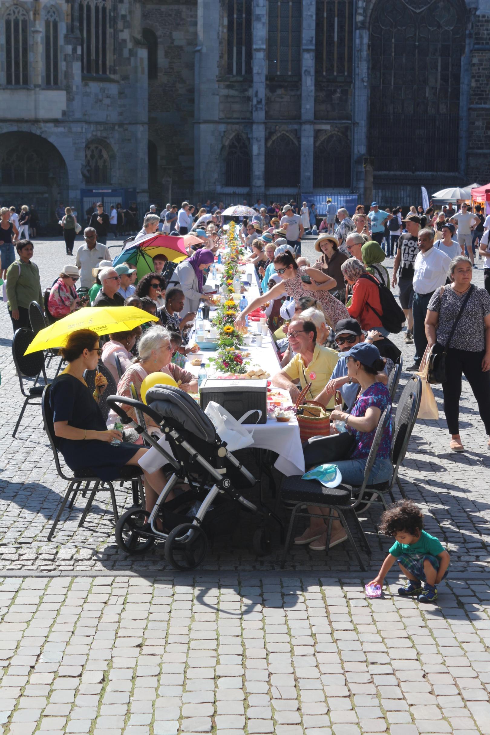 Lange Tafel der Vielfalt (c) Andris Gulbins