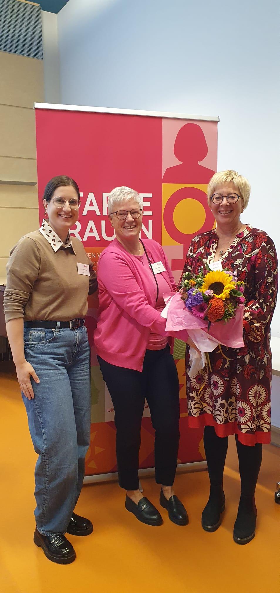 Yasmin Raimundo und Gabriele Vogt gratulieren Claudia Kolletzki zur Wahl als Diözesanvorsitzende (v.l.n.r.)